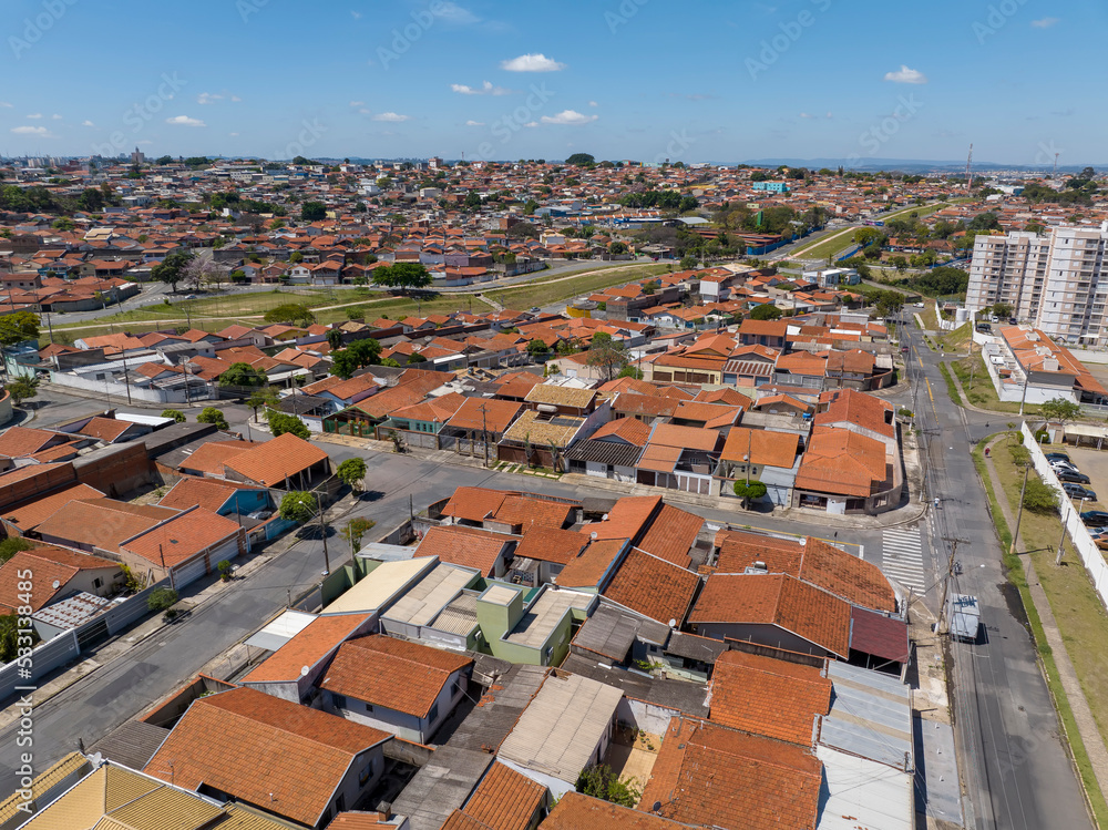 Foto aérea da cidade de Campinas, uma mistura de cidade e campo, em São Paulo, Brasil