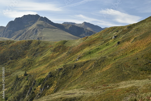 paysage de montagne au Col de Port en Ariège avec le versant d'une montagne