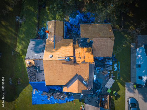 фотографія High Resolution Top Down Aerial Drone Image of a Roofing Crew Doing A Residentia