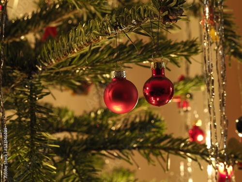 Rote Weihnachtskugeln am Weihnachtsbaum