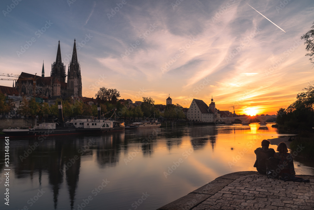 Regensburger Altstadt im Abendlicht und Sonnenuntergang