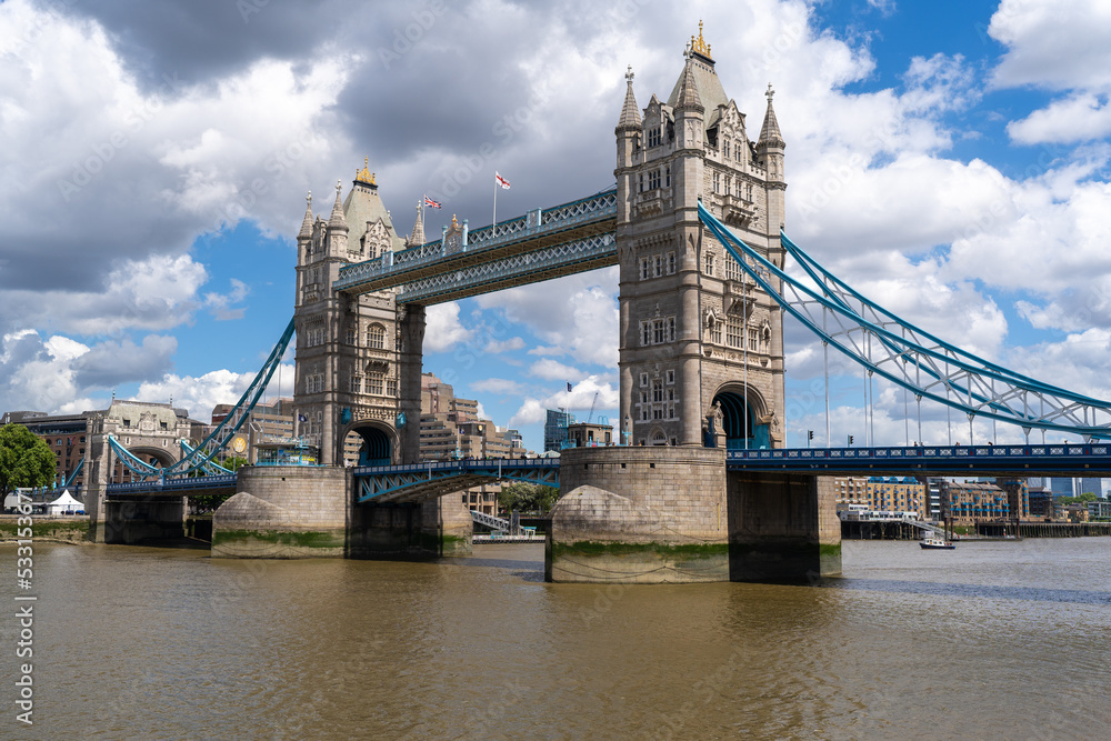 Obraz premium Tower Bridge with blue skies and white clouds