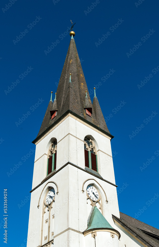 Turm der neugotischen Pfarrkirche St. Johannes Baptist in Düdinghausen, Hochsauerland