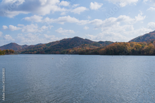 Obraz na płótnie 千丈寺湖(兵庫県三田市)の秋 w salonie