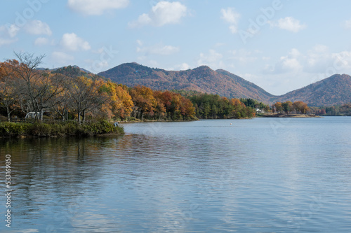 Obraz na płótnie 千丈寺湖(兵庫県三田市)の秋 w salonie