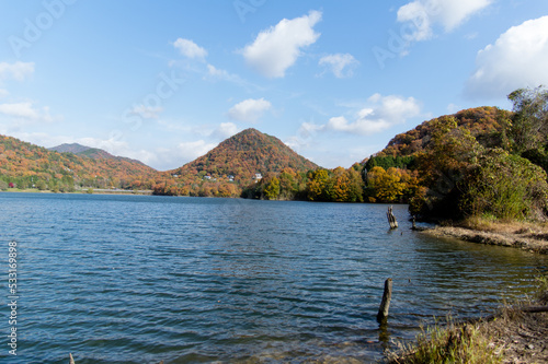 Obraz na płótnie 千丈寺湖(兵庫県三田市)の秋 w salonie