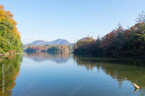 千丈寺湖（兵庫県三田市）の秋 © 弘文 杉尾