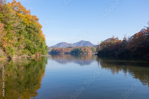 Obraz na płótnie 千丈寺湖(兵庫県三田市)の秋 w salonie