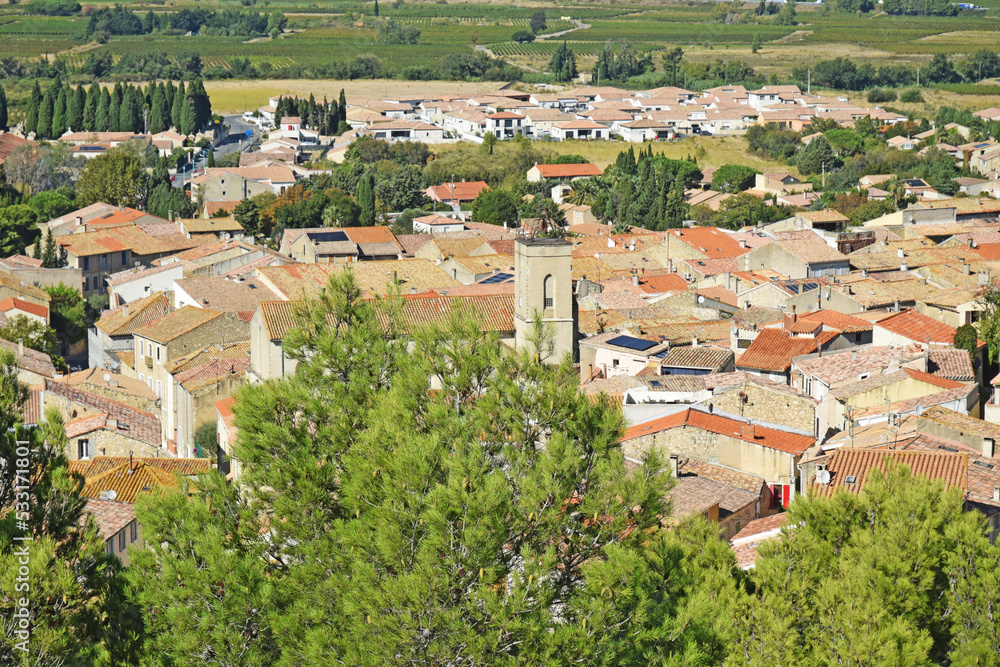 Village de Roquefort-des-Corbières, Aude, Languedoc, Occitanie, France, vu depuis la colline des Trois-Moulins.