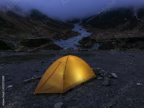 キャンプ場で登山用のテント設営 © PICCOLOGEOGRAPHIC
