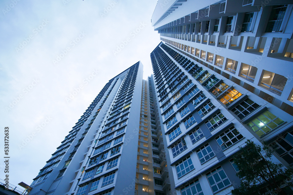 Obraz premium low angle view of signapore residential buildings against blue sky 