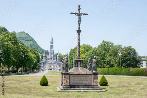 Obraz na płótnie Cross and the Basilica of the Holy Rosary in Lourdes, France w salonie