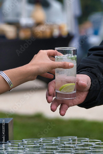 Elle lui donne un verre de Mojito