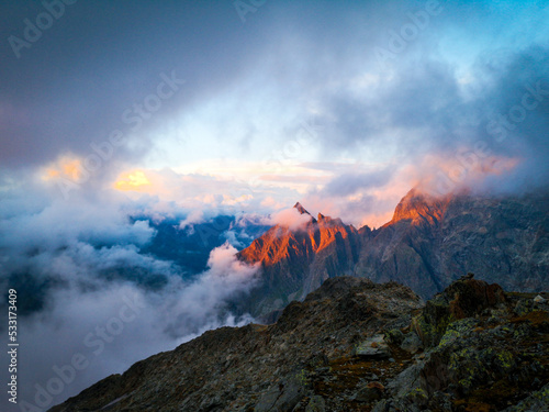 Sonnenaufgang bei der SAC Tierberglihütte am Steingletscher Sustenpass Schweizer Alpen