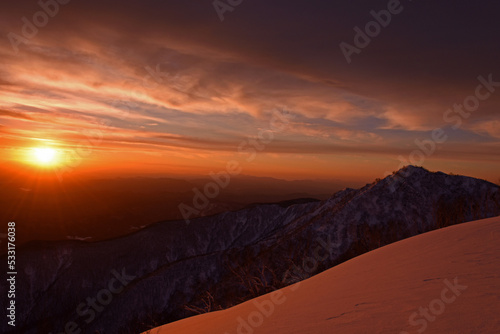 冬の遠見尾根から望む日の出 © Kinapi