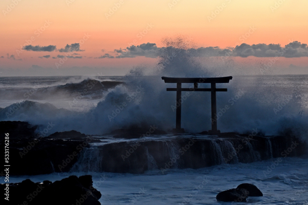 日の出前の神磯の鳥居と荒波 日の出前の神磯の鳥居と荒波