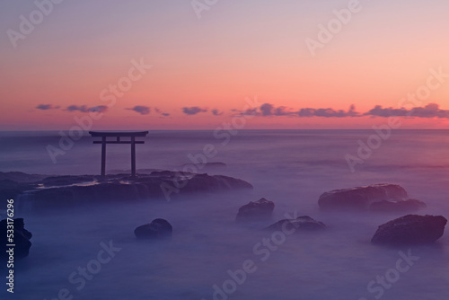 朝の神磯の鳥居 © Kinapi