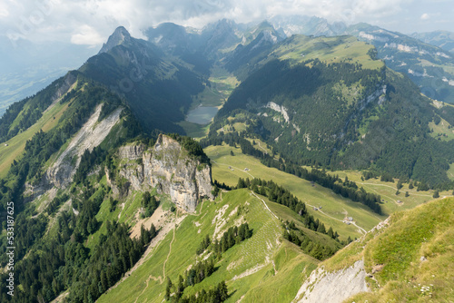 Tiefblick auf Alpstein, schroffe Berggipfel und Bergsee