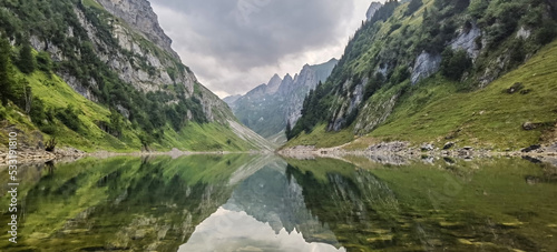 Panorama am spiegelnden Bergsee photo