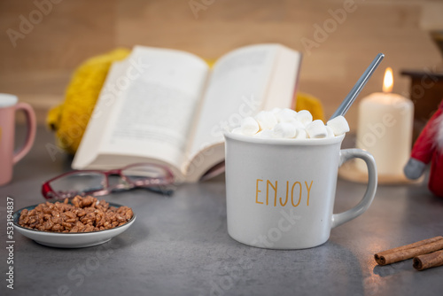 Cuadro en lienzo moment de pause avec un mug de chocolats chaud avec des guimauves devant en livr