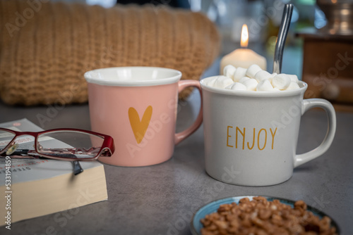 Cuadro en lienzo mugs de chocolat chaud avec guimauve coeur et message positif