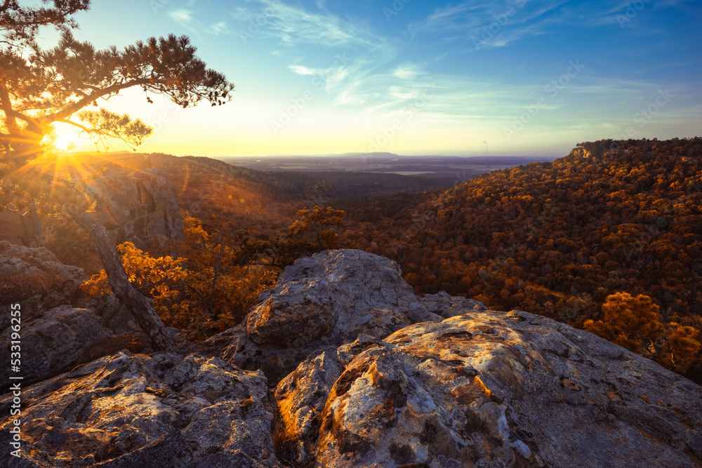 Obraz premium Scenic overlook vista from atop Petit Jean state park in Arkansas on the edge of the Ozark Mountains during golden sunset. 