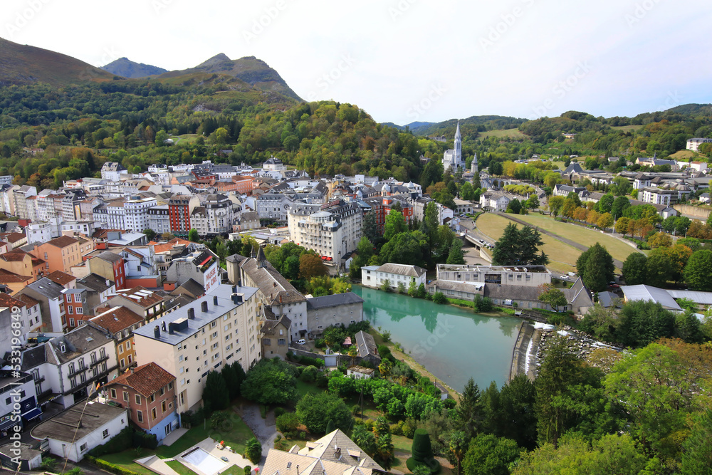  La ville de Lourdes en Hautes-Pyrénées, France