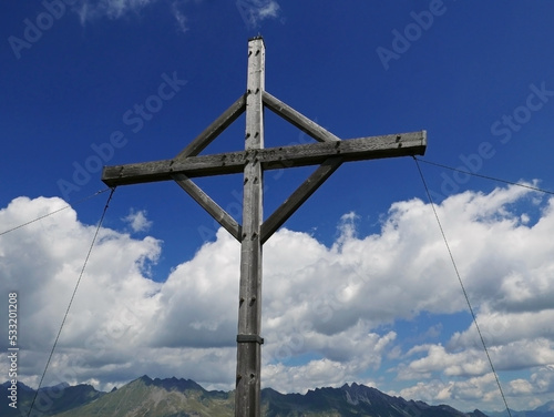 una croce di legno in montagna facendo un trekking