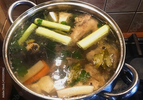 Rosół zupa garnek naczynie obiad tradycja