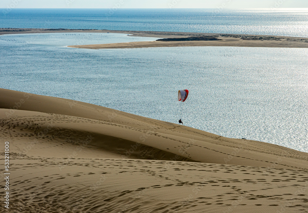 Obraz premium Ausflug zur berühmten Düne und Touristenmagnet: Dune du Pilat an der Atlantikküste in Frankreich - Paraglider, Gleitschirmflieger