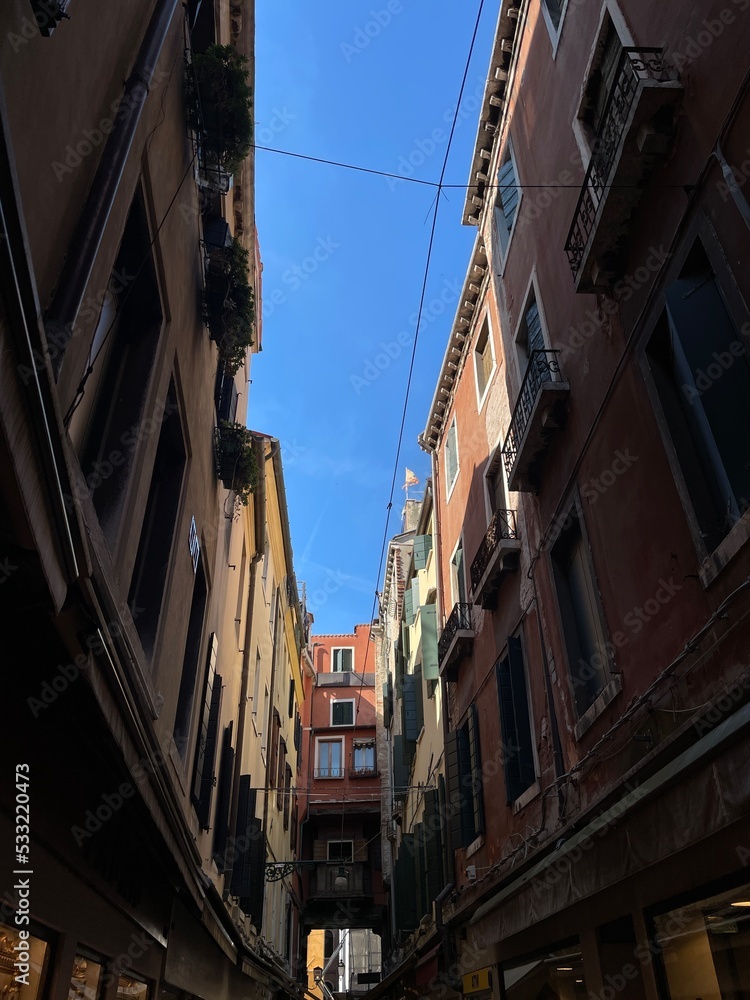 Enge Gasse in Venedig mit blauem Himmel