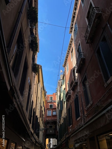 Enge Gasse in Venedig mit blauem Himmel