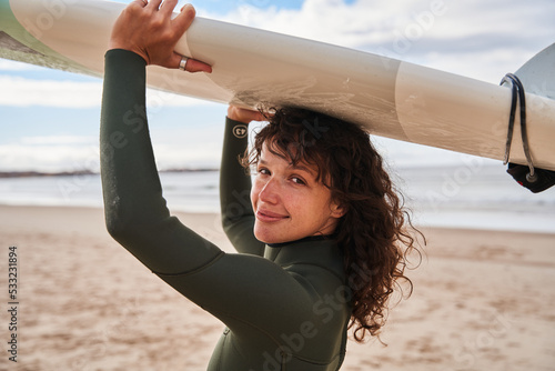 Photography Curly caucasian woman looking at the camera with pleasure smile
