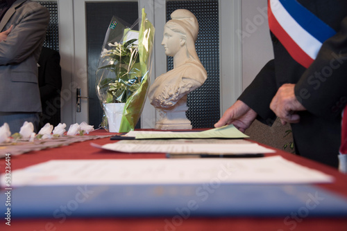 table de mairie pendant un mariage avant la signature des documents photo