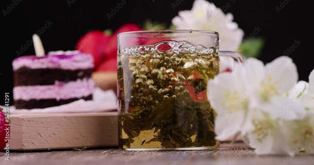 To brew tea leaves with jasmine flowers in a cup, a tea leaf for brewing green tea with jasmine flavor To brew tea leaves with jasmine flowers in a cup, a tea leaf for brewing green tea with jasmine flavor