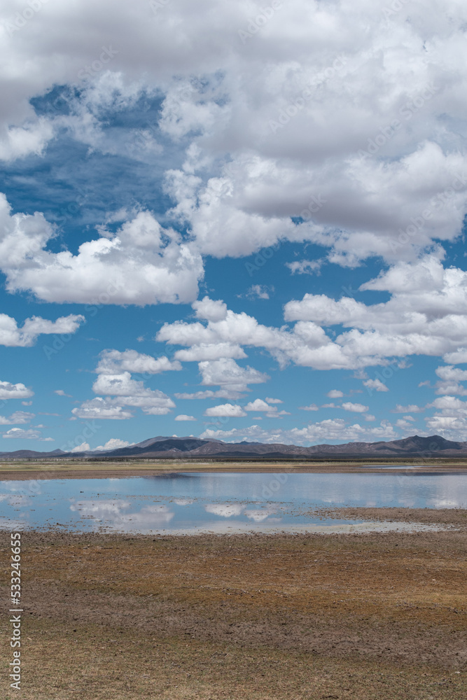 laguna de pozuelo jujuy argentina reflejo de agua
