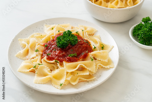 Valokuva farfalle pasta in tomato sauce with parsley
