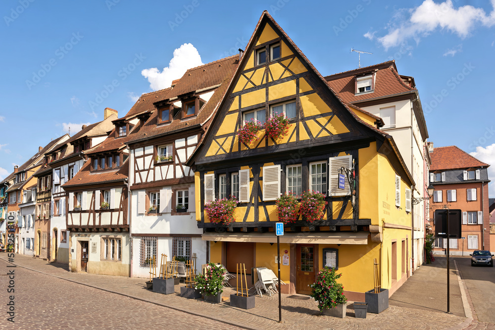 historische Fachwerkhäuser in der malerischen mittelalterlichen Altstadt von Colmar in Frankreich historische Fachwerkhäuser in der malerischen mittelalterlichen Altstadt von Colmar in Frankreich