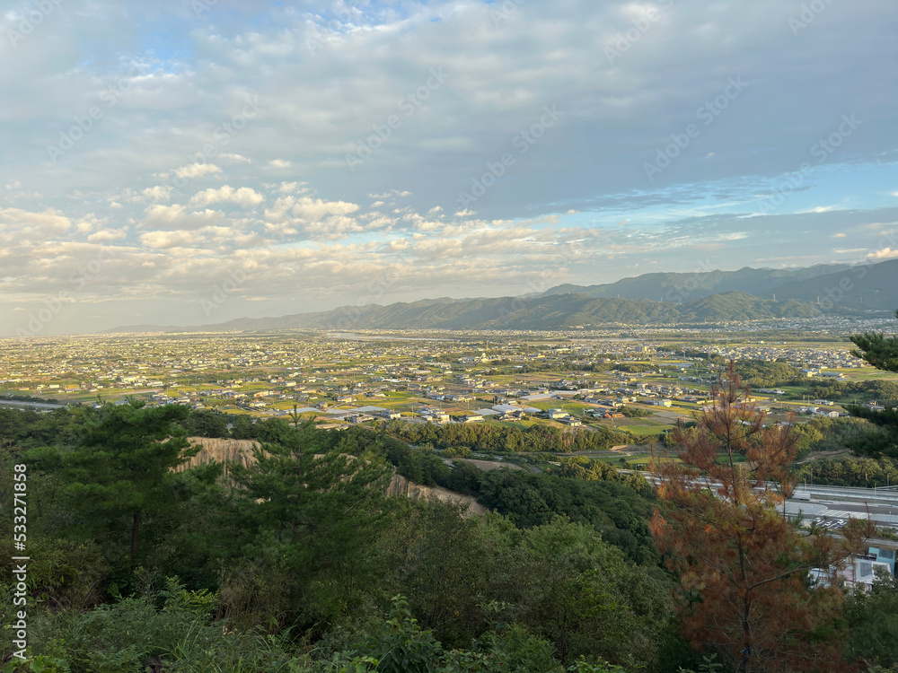 田舎の町を山から見下ろした景色 田舎の町を山から見下ろした景色
