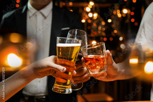 Photo food and drink male friends are happy drinking beer and clinking glasses at a bar or pub