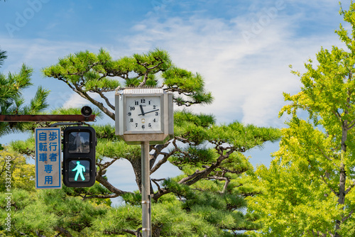 街角の時計と歩行者用信号