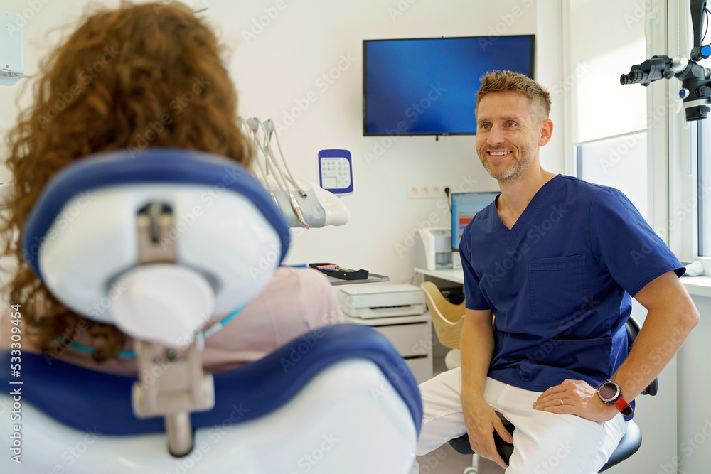 Fototapeta premium Dentist having consultation with patient in his ambulance.