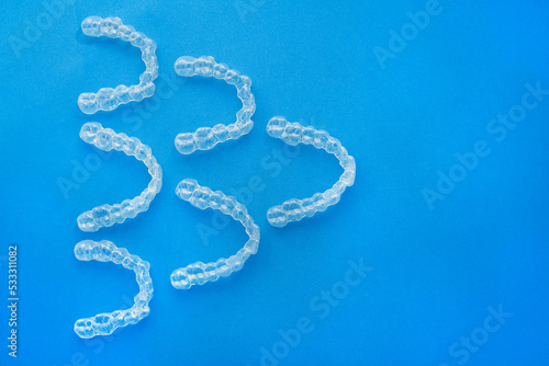 Aligned transparent and invisible dental aligners or braces applicable to orthodontic treatment.