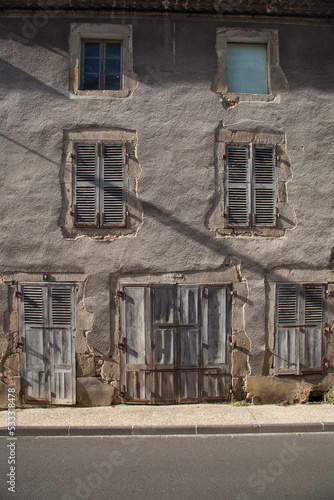 Vielle façade de maison fermée et abandonnée