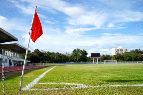 Foto Closeup red flag in a football ground corner with bright blue sky