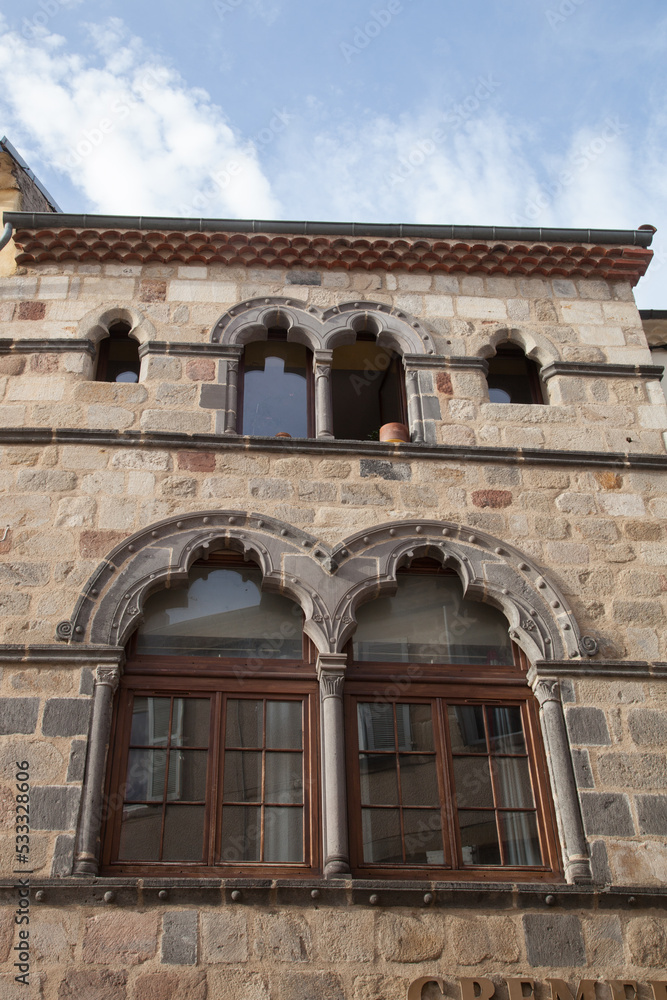 Double fenêtre de style roman sur la façade d'une vieille maison de Brioude en Haute-Loire