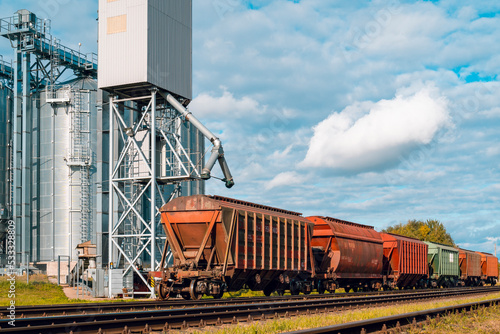 Canvastavla Loading railway carriages with grain at grain elevator