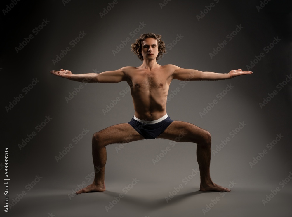 Obraz premium Muscular man practicing yoga in pose