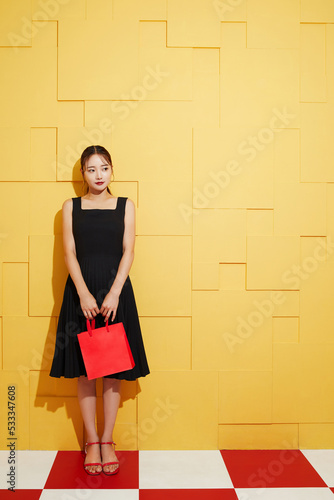 Wallpaper Mural 黒いワンピースを着た若い女性のシックなファッションポートレート Torontodigital.ca