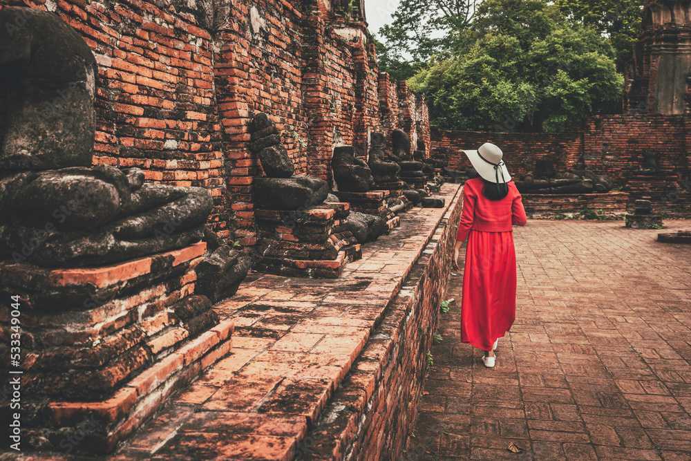 Obraz premium Traveler woman travel in Wat Mahathat temple at Ayutthaya historical park Thailand